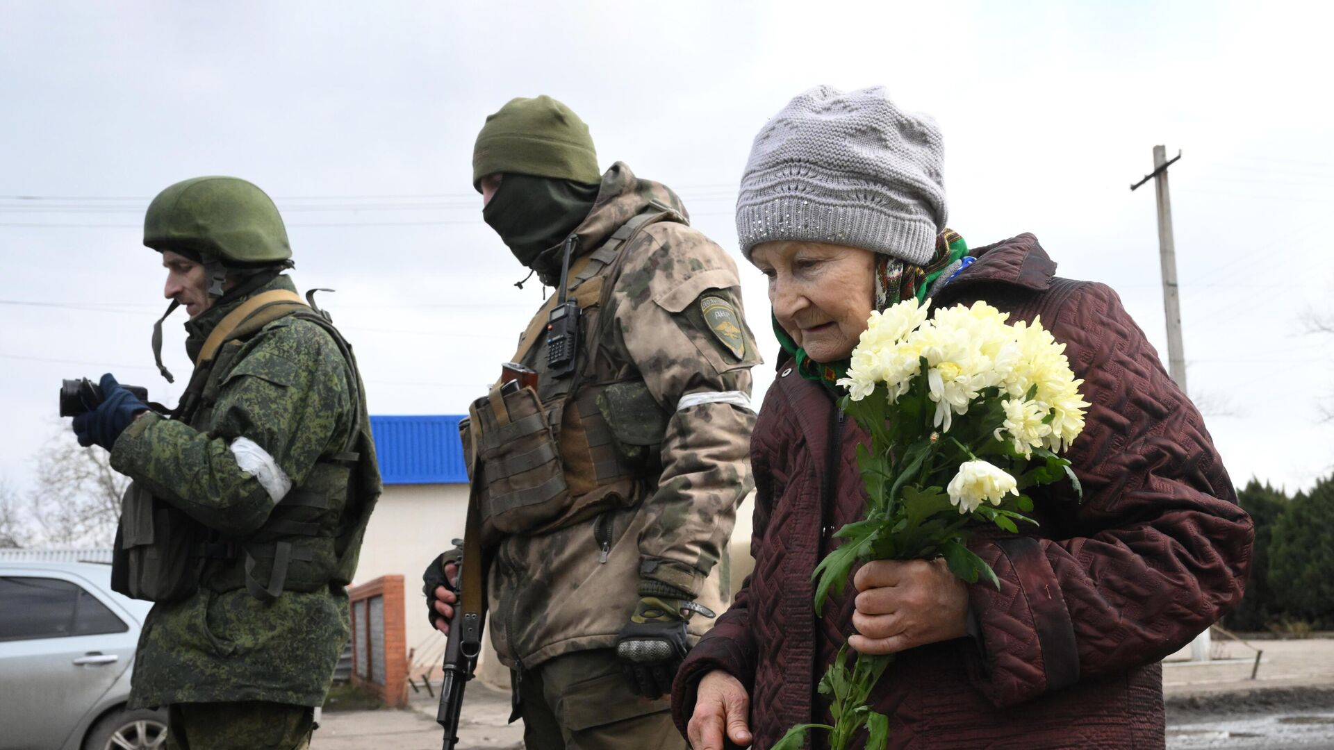 Одна из жительниц Мариуполя, самостоятельно покинувших город по гуманитарному коридору, на пункте встречи беженцев, который организовали сотрудники МЧС ДНР - РИА Новости, 1920, 07.03.2022