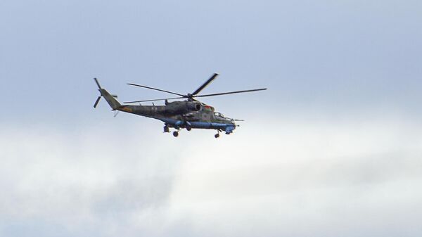 Вертолет белорусских ВВС летит над Беловежской пущей в Брестской области