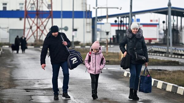 Жители Украины, эвакуированные автобусом из села Виноградное под Мариуполем по гуманитарному коридору, на государственную границу РФ в Ростовской области