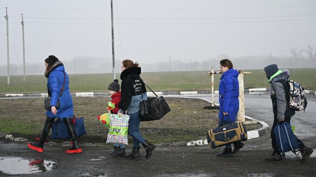 Жители Украины, эвакуированные автобусом из села Виноградное под Мариуполем по гуманитарному коридору, на государственную границу РФ в Ростовской области