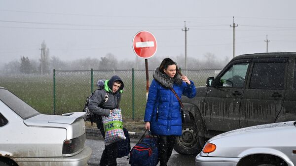 Беженцы из Мариуполя, перешедшие границу по гуманитарному коридору, на пункте пропуска Весело-Вознесенка в Ростовской области