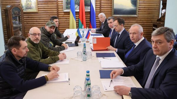 Члены делегаций на российско-украинских переговорах в Белоруссии