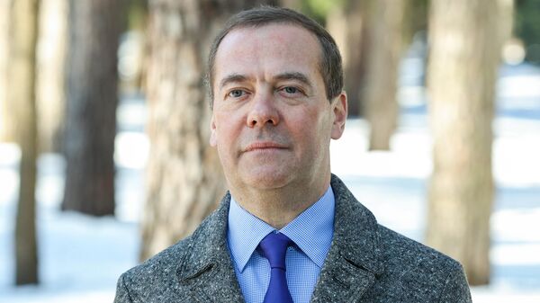  Заместитель председателя Совбеза РФ Дмитрий Медведев поздравил российских женщин с праздником - Международным женским днем