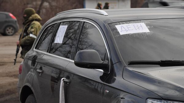 Машина с приклеенным листом бумаги с надписью Дети на дороге в Новоазовском районе