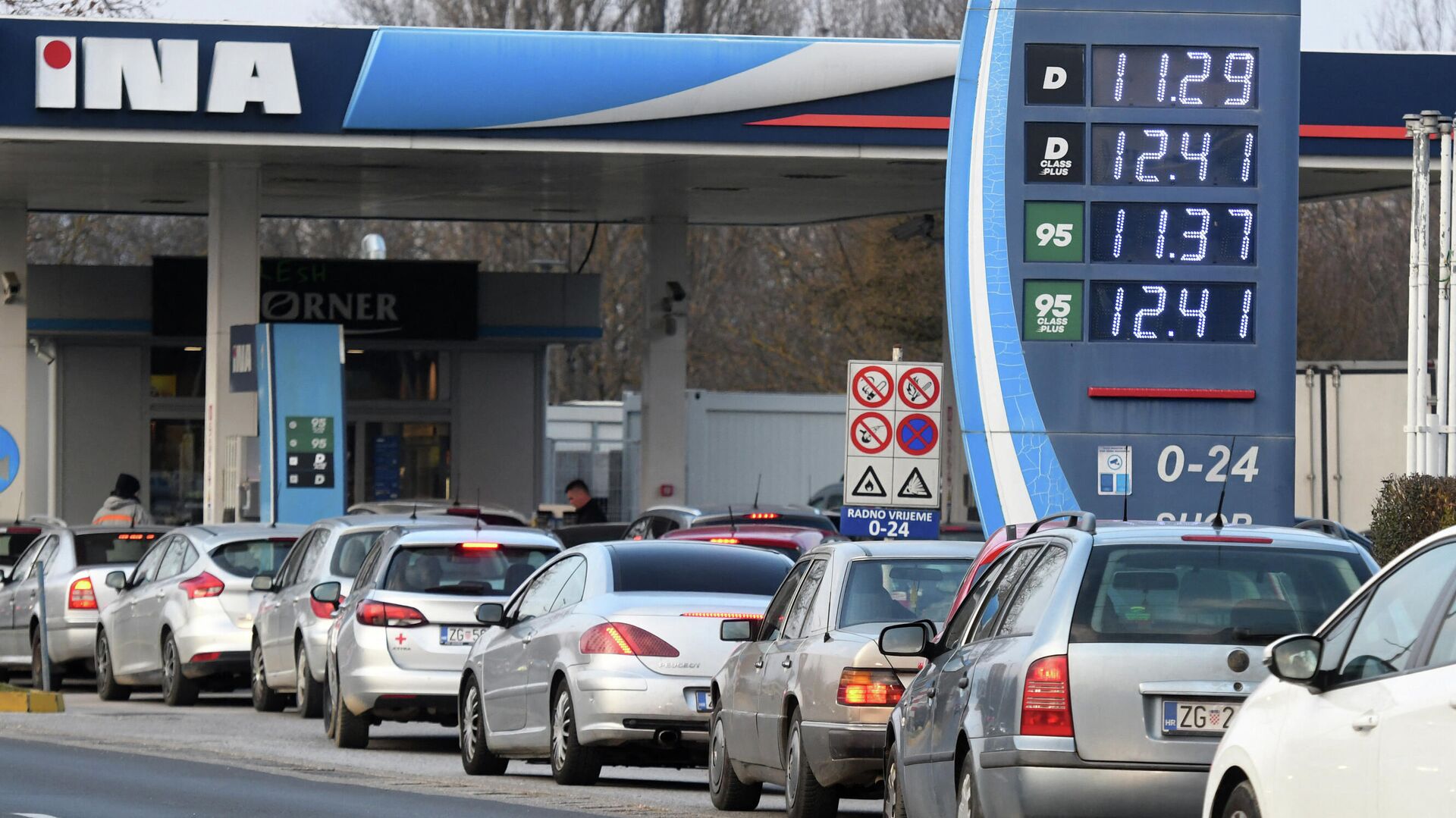 Автомобилисты стоят в очереди на заправку в Зегребе, чтобы успеть заправиться до повышения цен на топливо. 7 марта 2022 - РИА Новости, 1920, 08.03.2022
