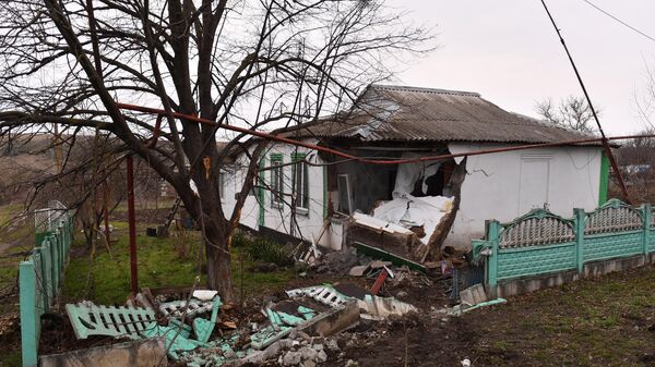 Разрушенный в результате попадания снаряда дом в поселке Павлополь Волновахского района, ДНР