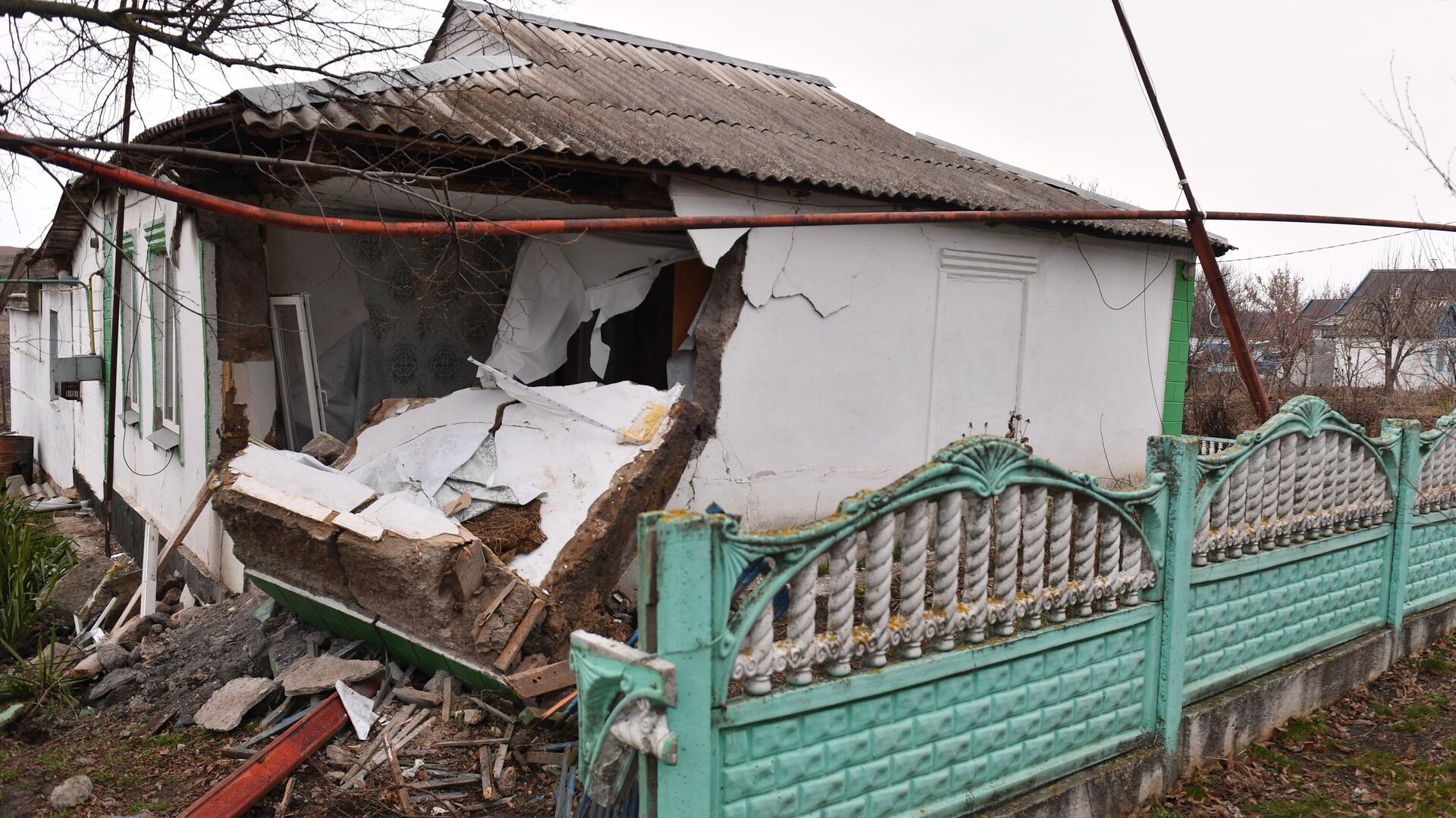 Разрушенный в результате попадания снаряда дом в ДНР - РИА Новости, 1920, 14.03.2022