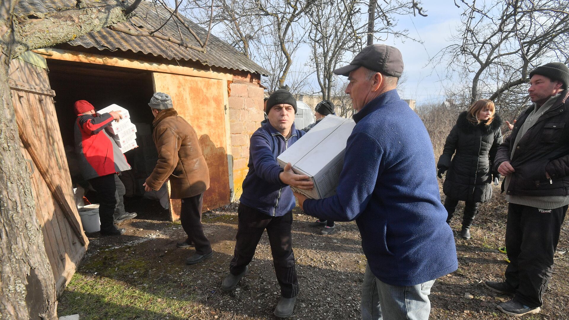 Жители села Сопино Волновахского района получают гуманитарную помощь - РИА Новости, 1920, 08.03.2022