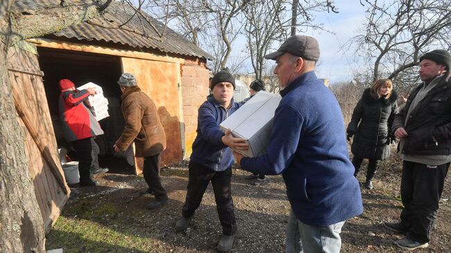 Жители села Сопино Волновахского района получают гуманитарную помощь