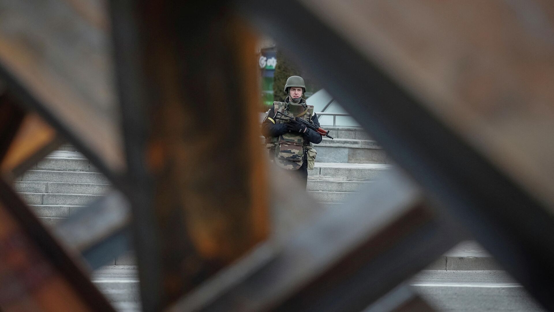 Полицейский возле противотанковых сооружений в центре Киева - РИА Новости, 1920, 09.03.2022