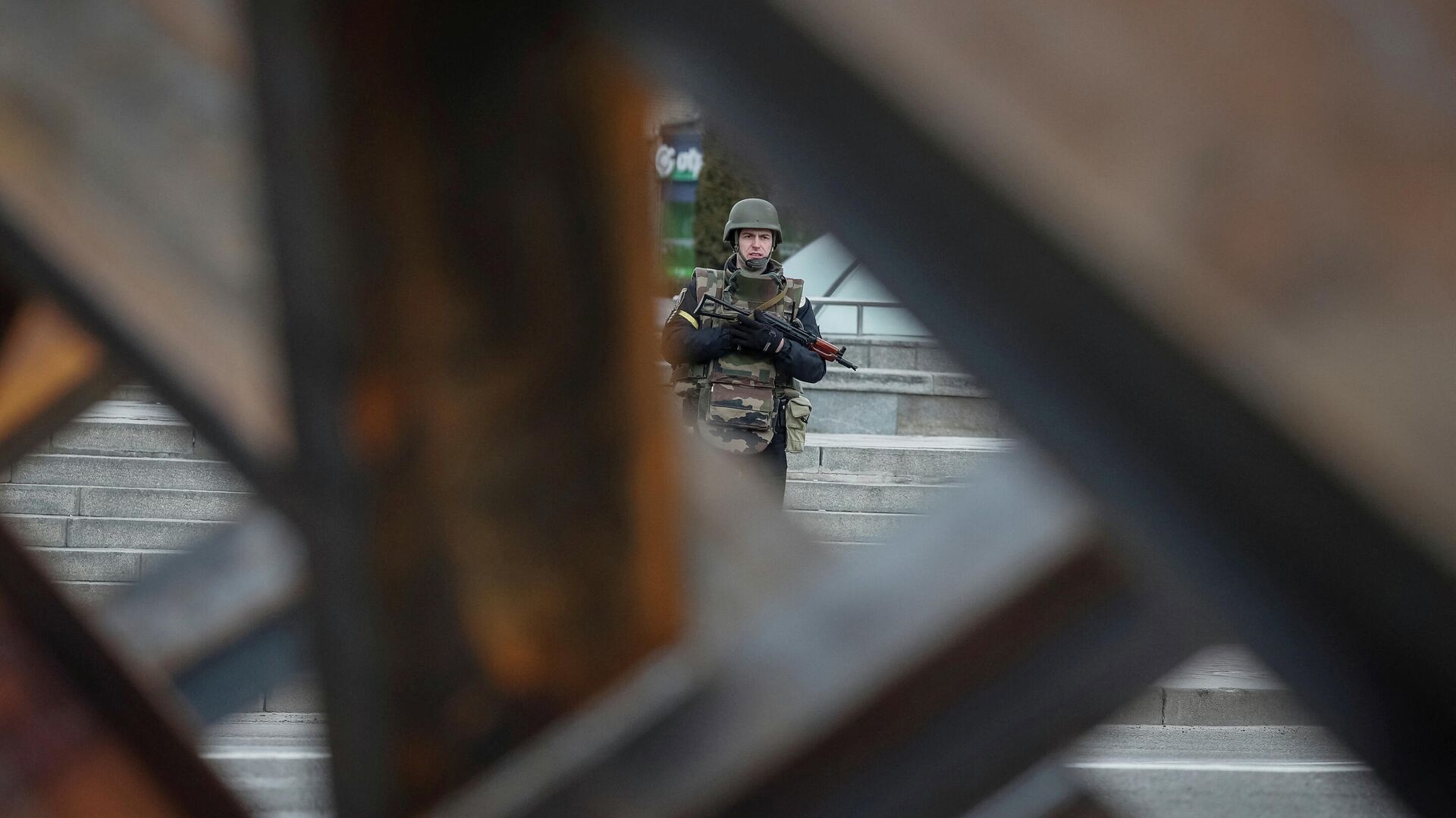 Полицейский возле противотанковых сооружений в центре Киева - РИА Новости, 1920, 12.03.2022