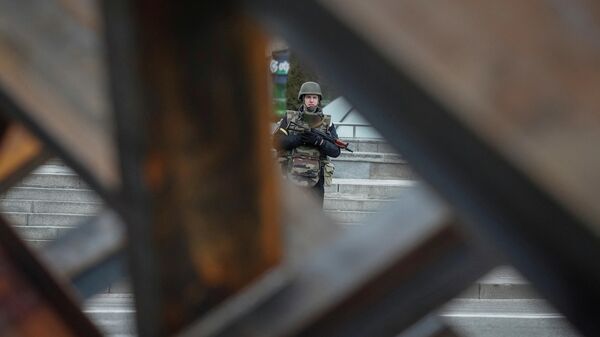 Полицейский возле противотанковых сооружений в центре Киева