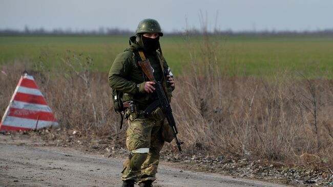 Военнослужащий Народной милиции ДНР неподалеку от села Сопино Волновахского района