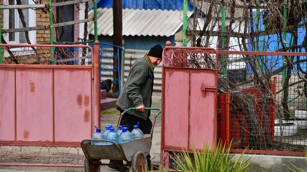 МЧС ДНР организовало раздачу гуманитарной помощи - бензина и воды