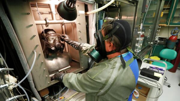 Техник в противогазе снимает показания на испытательном манекене в лаборатории на испытательном полигоне армии США Дагуэй