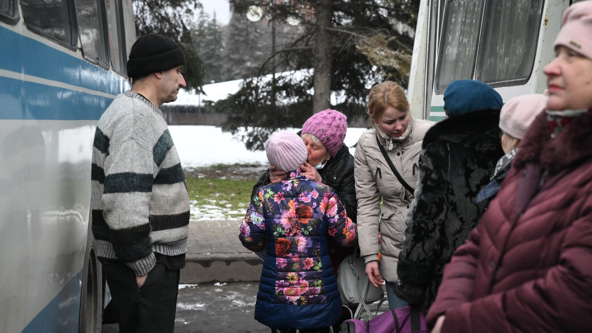 Люди прощаются возле автобуса во время эвакуации из Горловки в Россию - РИА Новости, 1920, 23.03.2022
