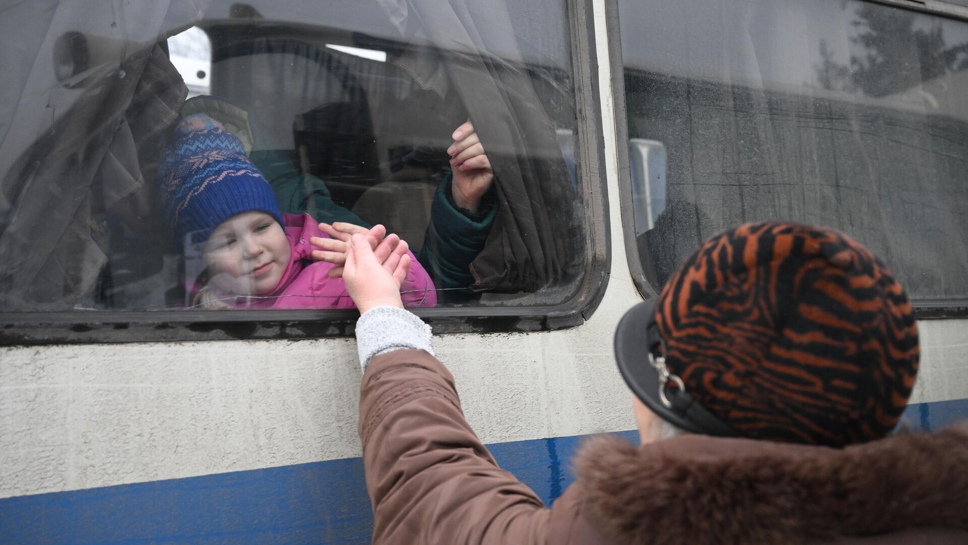 Женщина прощается с ребенком во время эвакуации из Горловки на территорию России - РИА Новости, 1920, 09.03.2022
