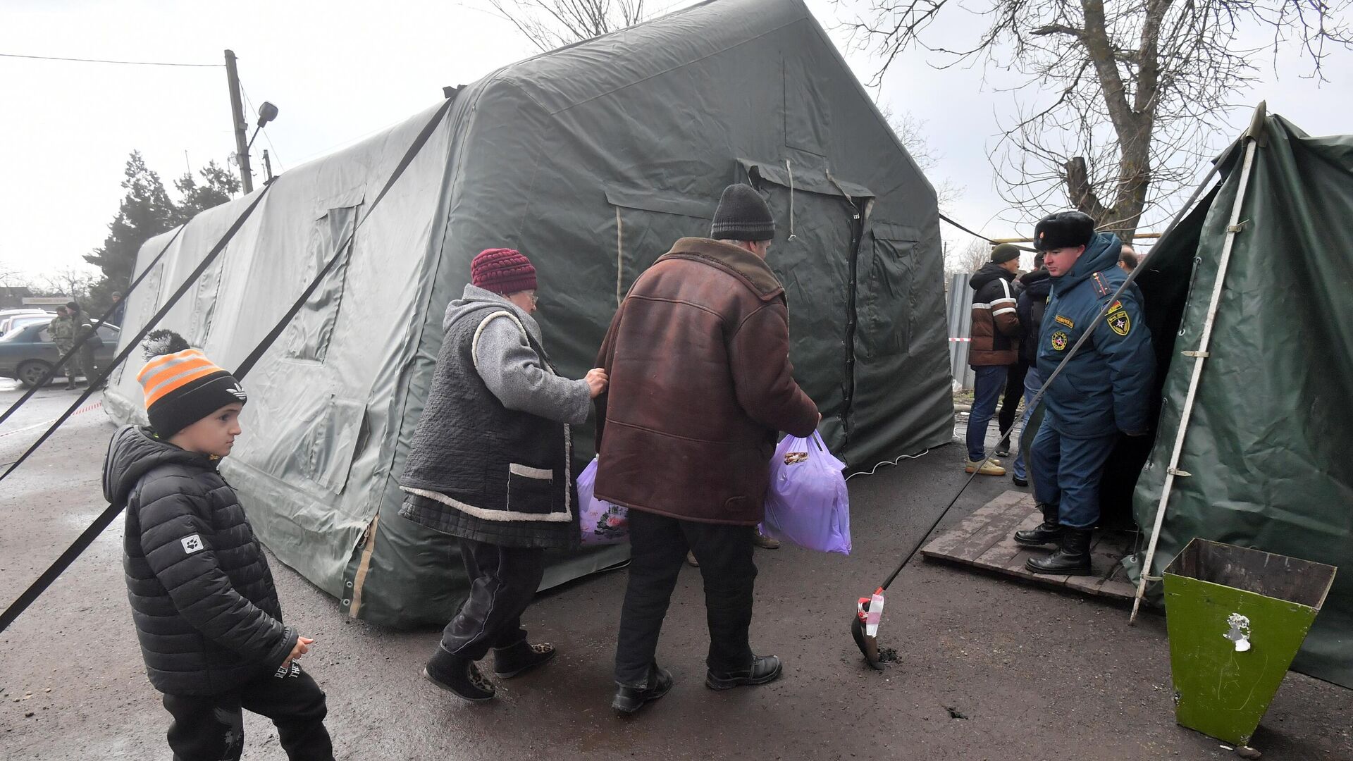 Жители Украины, эвакуированные из Мариуполя по гуманитарному коридору, в пункте временного размещения в селе Безыменное Донецкой народной республики - РИА Новости, 1920, 08.03.2022