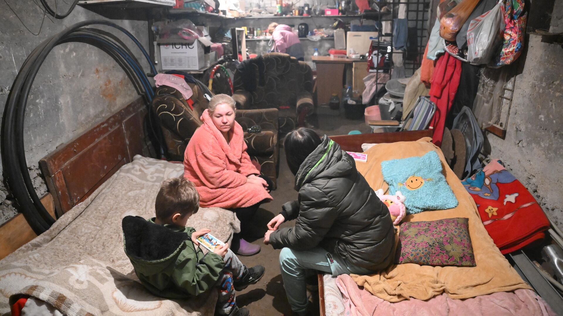 Женщина с детьми прячется в подвале дома от обстрела ВСУ поселка шахты имени Гагарина в Горловке - РИА Новости, 1920, 08.03.2022