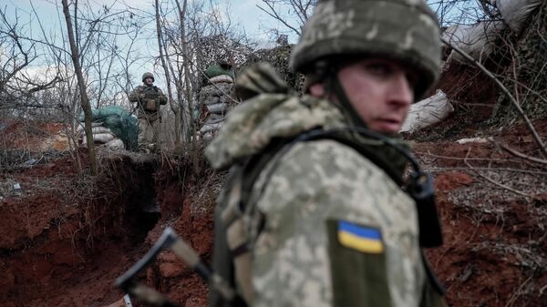 Украинские военные на линии соприкосновения в поселке Новолуганское Донецкой области