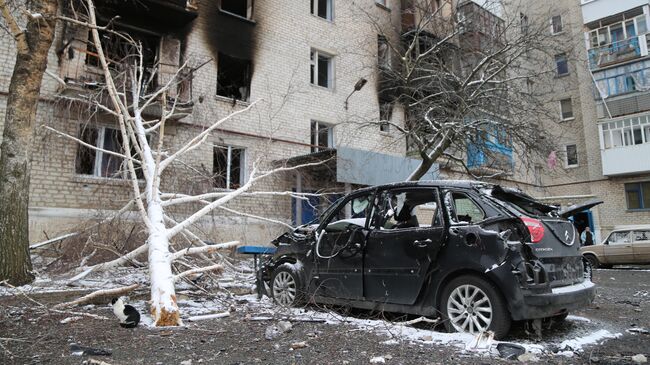 Жилой дом, поврежденный в результате обстрелов в поселке Донское в Донецкой народной республике