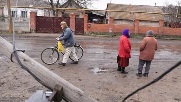 Местные жители на автобусной остановке в селе Пионерское в Донецкой народной республике