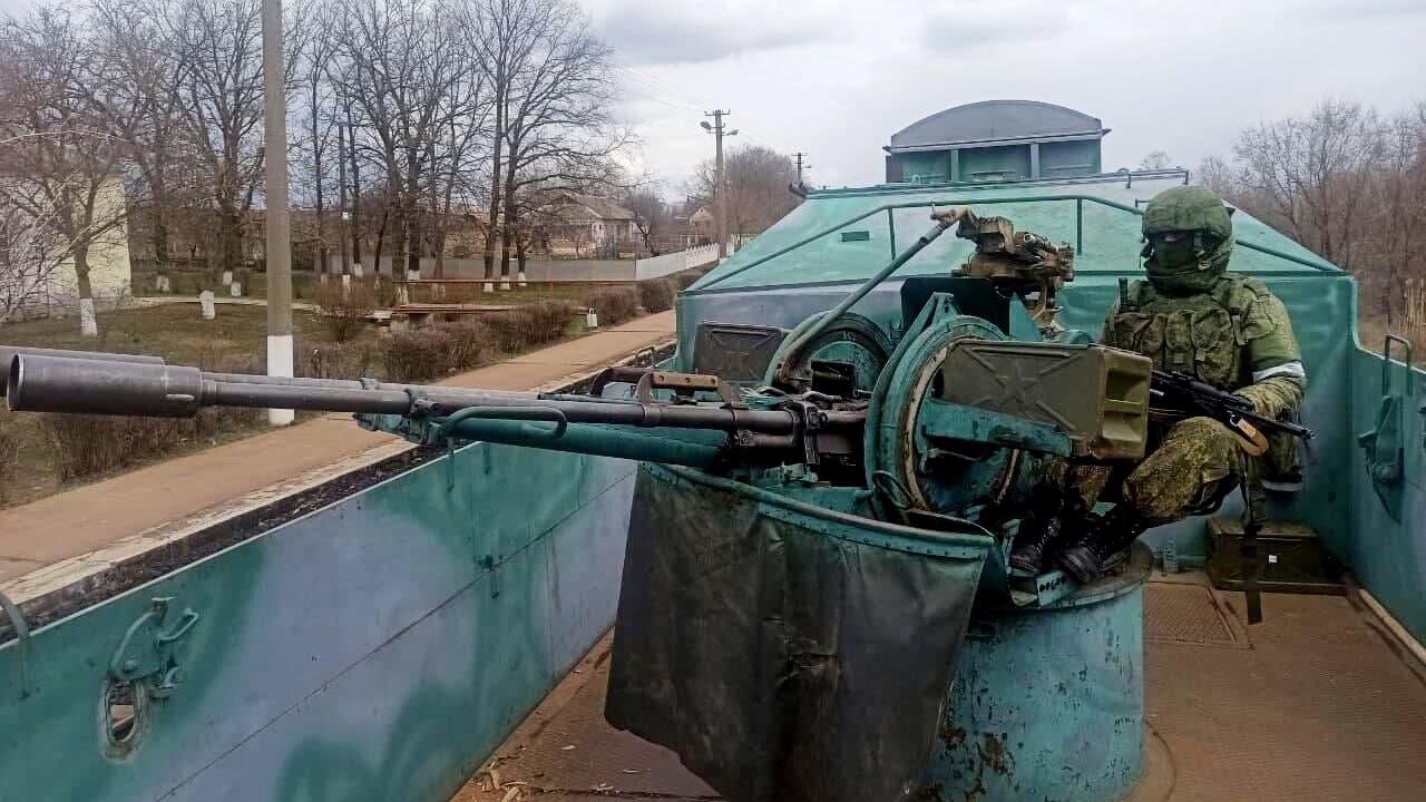 Российский военнослужащий на бронепоезде, предназначенном для эвакуации из Херсонской области в Крым. Кадр видео - РИА Новости, 1920, 08.03.2022