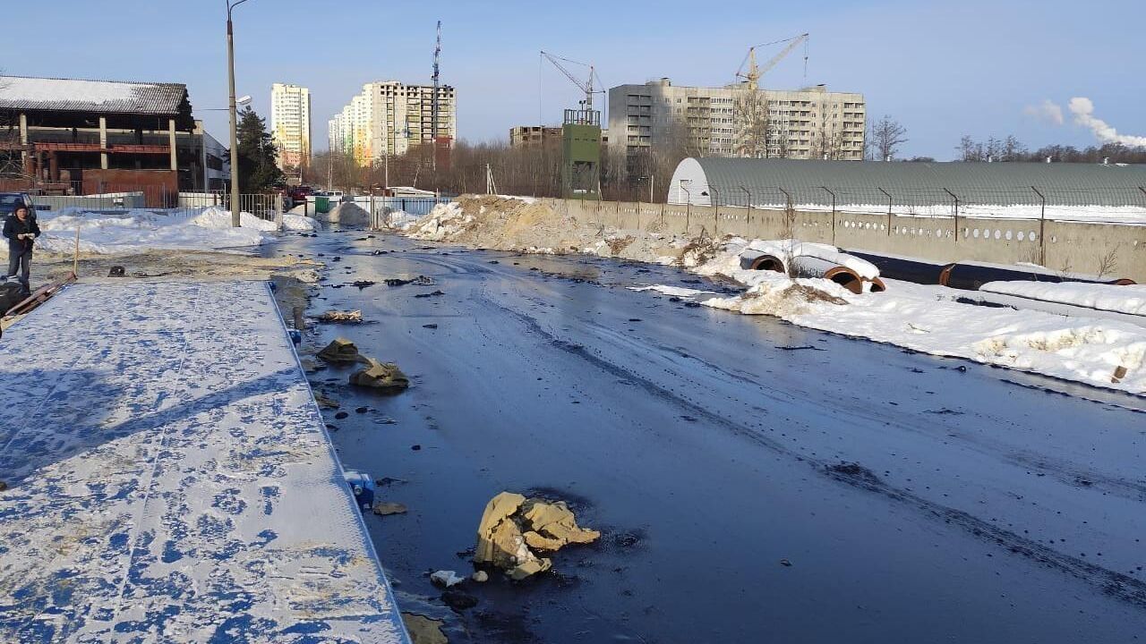 На месте разгерметизации резервуара для хранения битума в Пензе - РИА Новости, 1920, 09.03.2022