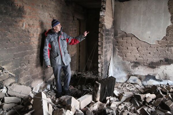 Мужчина в жилом доме, поврежденном в результате обстрелов в поселке Донское в Донецкой народной республике