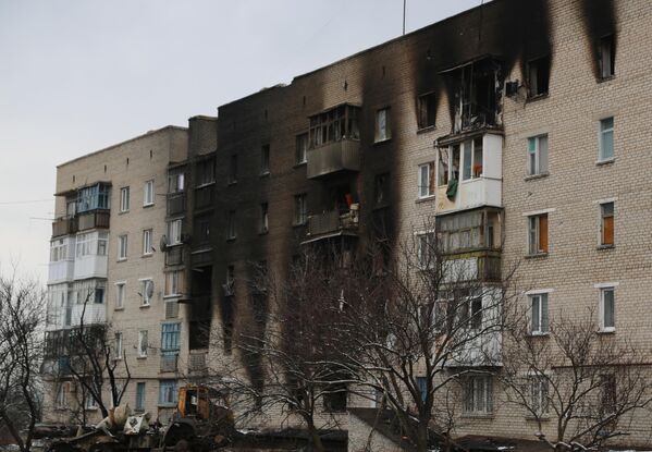 Жилой дом, поврежденный в результате обстрелов в поселке Донское в Донецкой народной республике