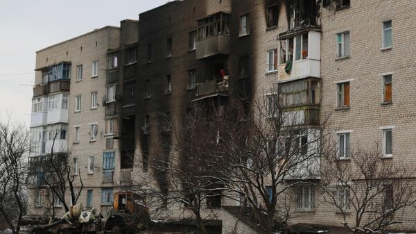 Жилой дом, поврежденный в результате обстрелов в поселке Донское в Донецкой народной республике