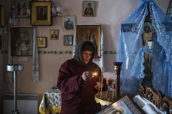 Женщина в часовне села Крымское, перешедшее под контроль Луганской народной республики