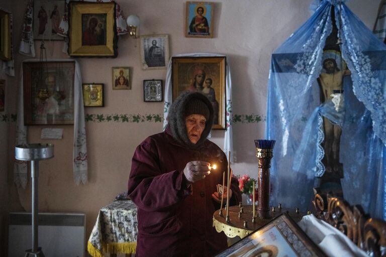 Женщина в часовне села Крымское, перешедшее под контроль Луганской народной республики