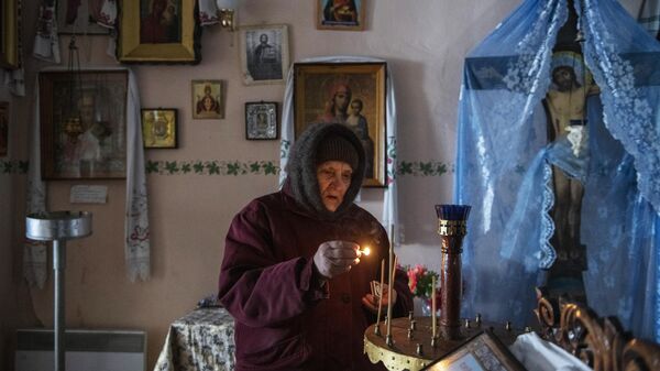 Женщина в часовне села Крымское, перешедшее под контроль Луганской народной республики