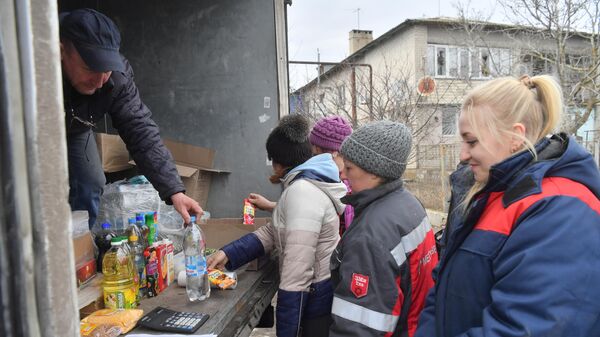 Жители села Сопино в Донецкой народной республике у автолавки