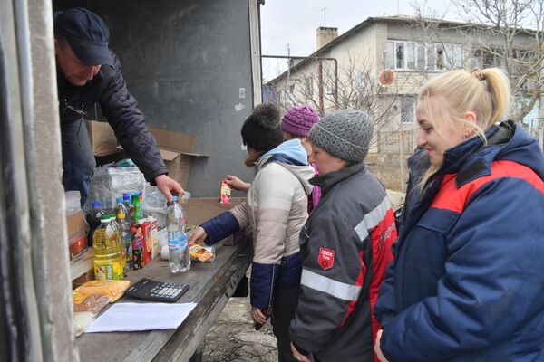 Жители села Сопино в Донецкой народной республике у автолавки