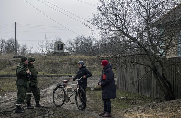 Военнослужащие НМ Луганской народной республики разговаривают с местными жителями в селе Крымское