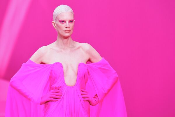 Модель во время показа дизайнера Пьерпаоло Пиччоли осень/зима 2022-2023 для модного дома Valentino на Недели моды в Париже