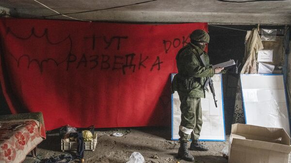Военнослужащий народной милиции ЛНР на брошенных позициях ВСУ в селе Крымское, перешедшее под контроль ЛНР