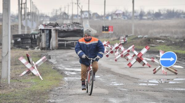 Житель села Сопино проезжает через блок-пост в Донецкой народной республике