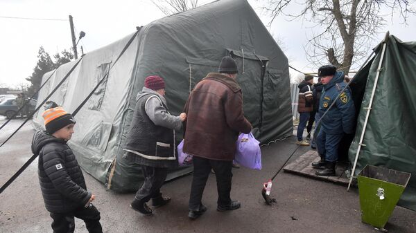 Жители Украины, эвакуированные из Мариуполя по гуманитарному коридору, в пункте временного размещения в селе Безыменное Донецкой народной республики