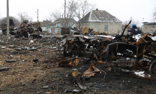 Сгоревшая военная техника в поселке Донское в Донецкой народной республике