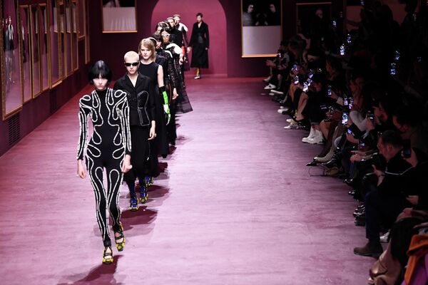 Модели во время показа Christian Dior осень/зима 2022-2023 на Недели моды в Париже