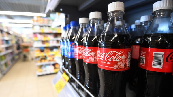 Бутылки с газированным напитком Coca-Cola на полке супермаркета в Москве