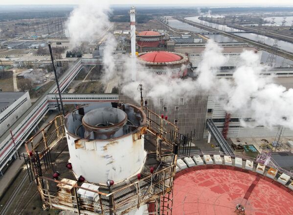 Запорожская атомная электростанция, расположенная в степной зоне на берегу Каховского водохранилища в городе Энергодар