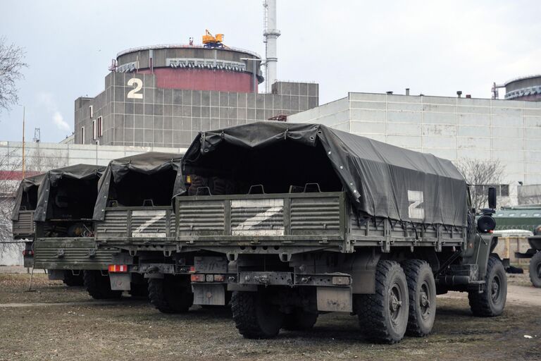 Запорожская атомная электростанция, расположенная в степной зоне на берегу Каховского водохранилища в городе Энергодар