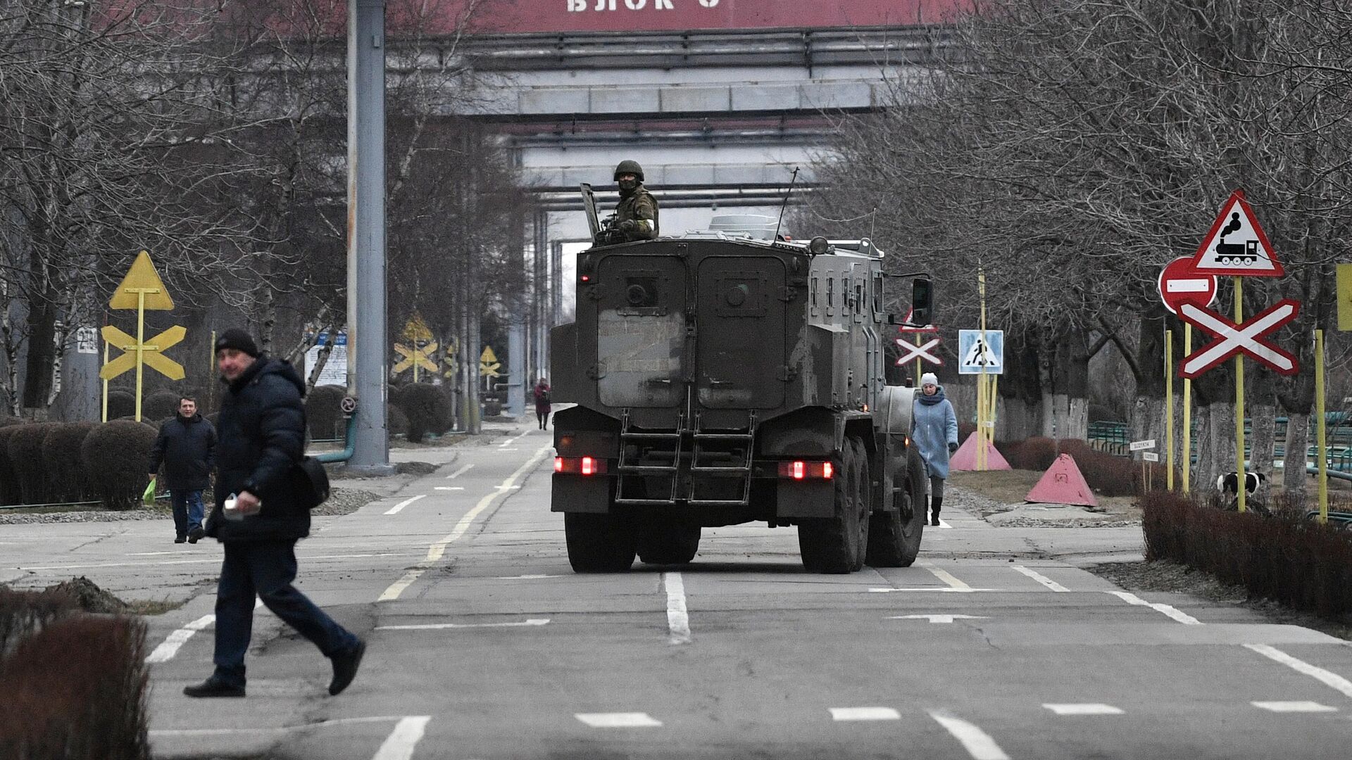 Военнослужащие РФ на территории Запорожской атомной электростанции в городе Энергодар - РИА Новости, 1920, 12.03.2022