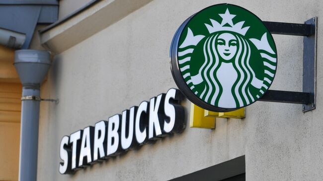 Вывеска на кафе Starbucks на проспекте Мира в Москве