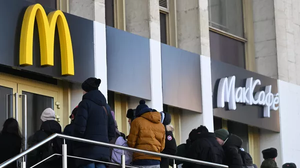 Посетители в очереди у ресторана Макдоналдс на Комсомольском проспекте в Москве