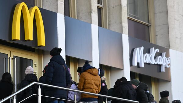 Посетители в очереди у ресторана Макдоналдс на Комсомольском проспекте в Москве